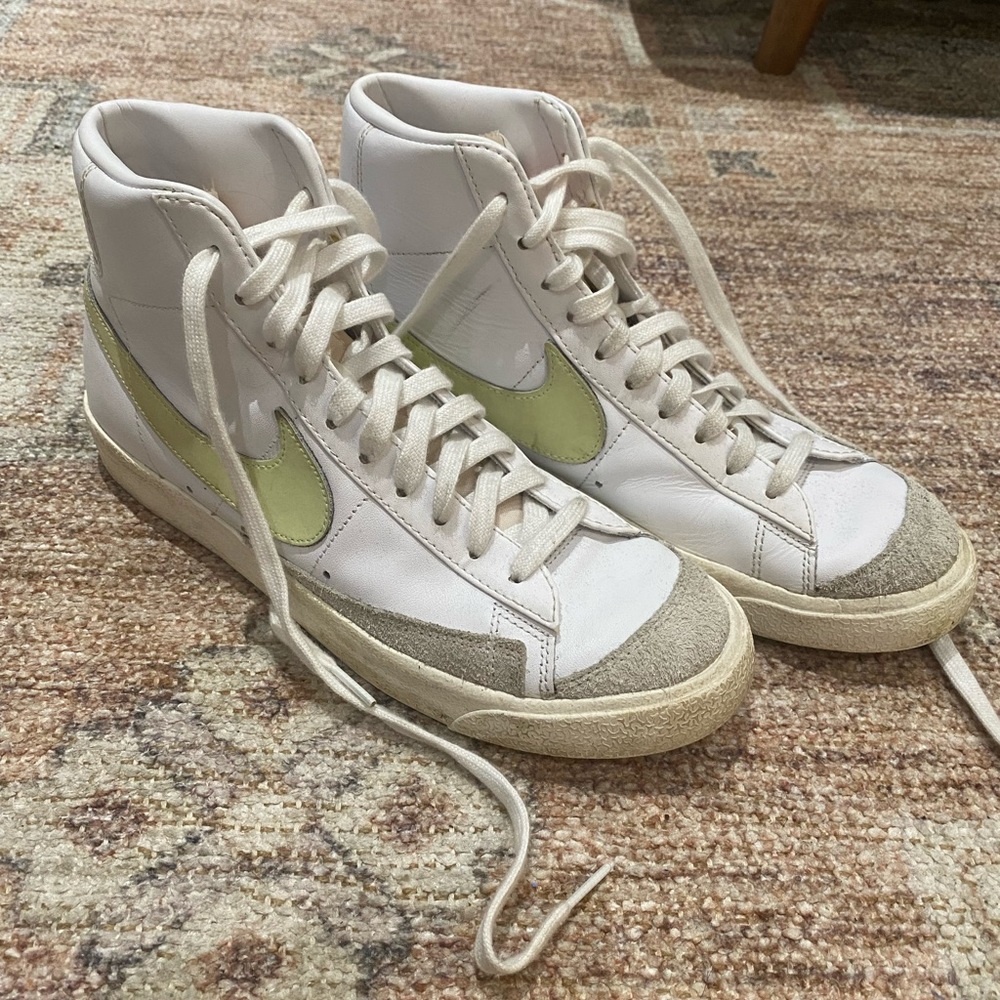 Nike Blazer 77 Sneakers! White Leather with adorable Lime Swoosh, Size 10.